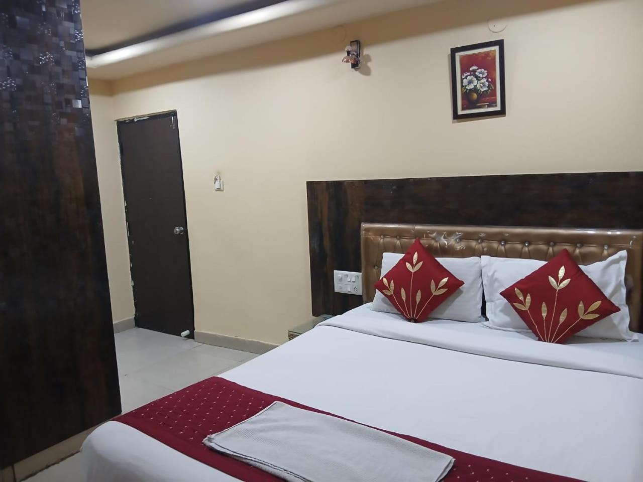 Blossoms Room Hotel Alekhya Residency- Luxury Lollection Хайдарабад Экстерьер фото